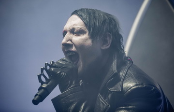 Marilyn Manson с видео към "Cry Little Sister"