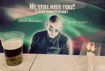 Българските фенове отбелязаха една година от смъртта на Chester Bennington