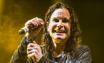 Ozzy Osbourne с видео към "Under The Graveyard"