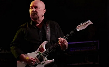 Почина Tony Clarkin от MAGNUM