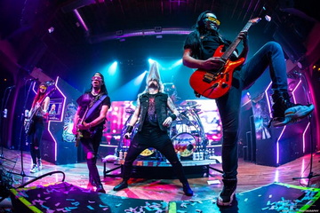 DRAGONFORCE с видео към песента "Burning Heart"