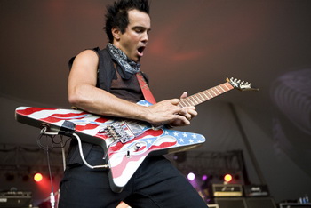 DEF LEPPARD обявиха временен заместник на Vivian Campbell
