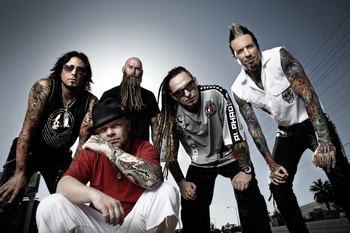 FIVE FINGER DEATH PUNCH показват обложката на новия си албум