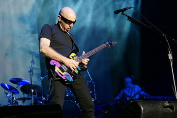 Пътуване отвъд времето и пространството с Joe Satriani