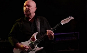 Почина Tony Clarkin от MAGNUM