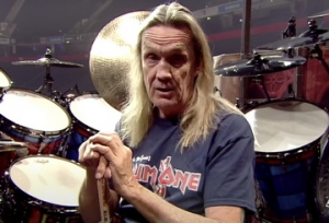 Nicko McBrain се оттегля от турнетата на IRON MAIDEN
