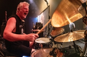 IRON MAIDEN взимат барабаниста Simon Dawson
